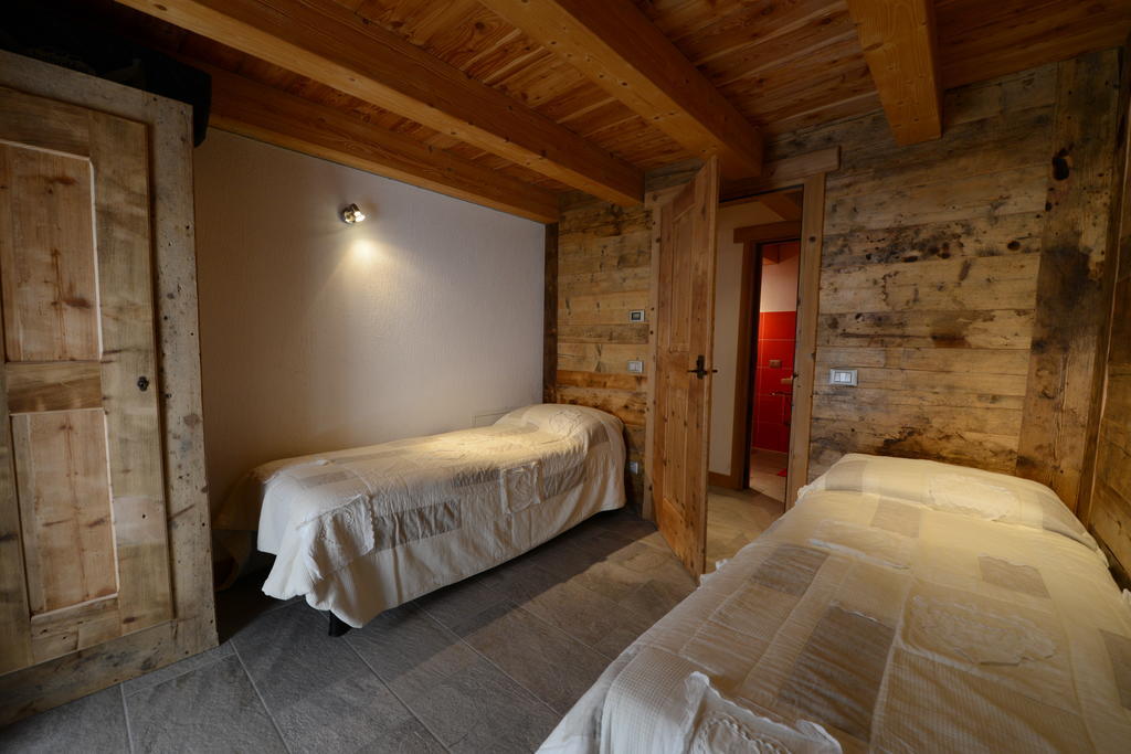 Vieilles Maisons D'Introd Room photo